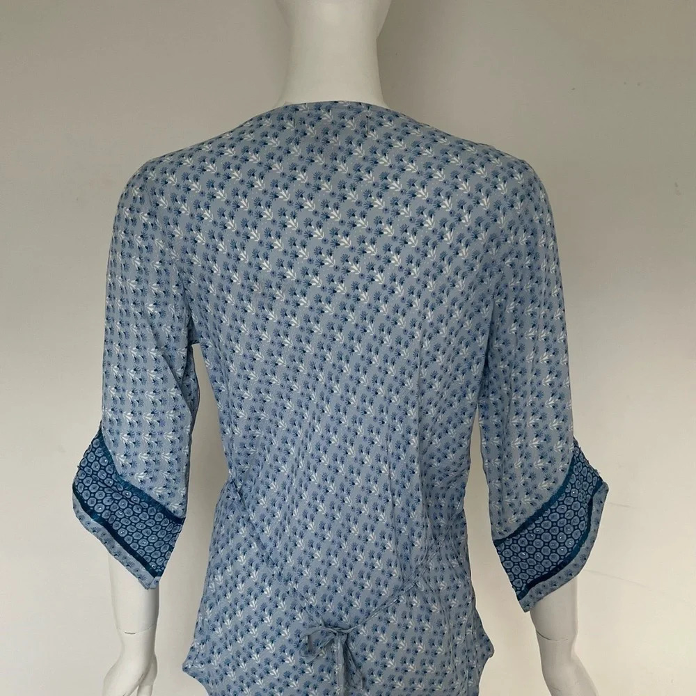 Angeligne Light Blue Sequined V- Neck 3/4 Sleeve Blouse Womens M NWOT - Picture 4 of 9